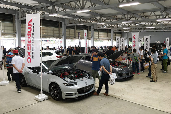 カスタマイズカー展示＆グッズショップ
